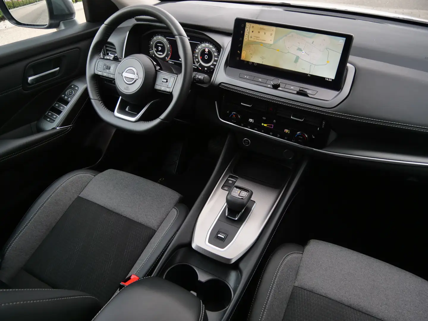 Nissan Qashqai 1.3 MHEV 158pk Xtronic N-Connecta Automaat 360 cam Grijs - 2