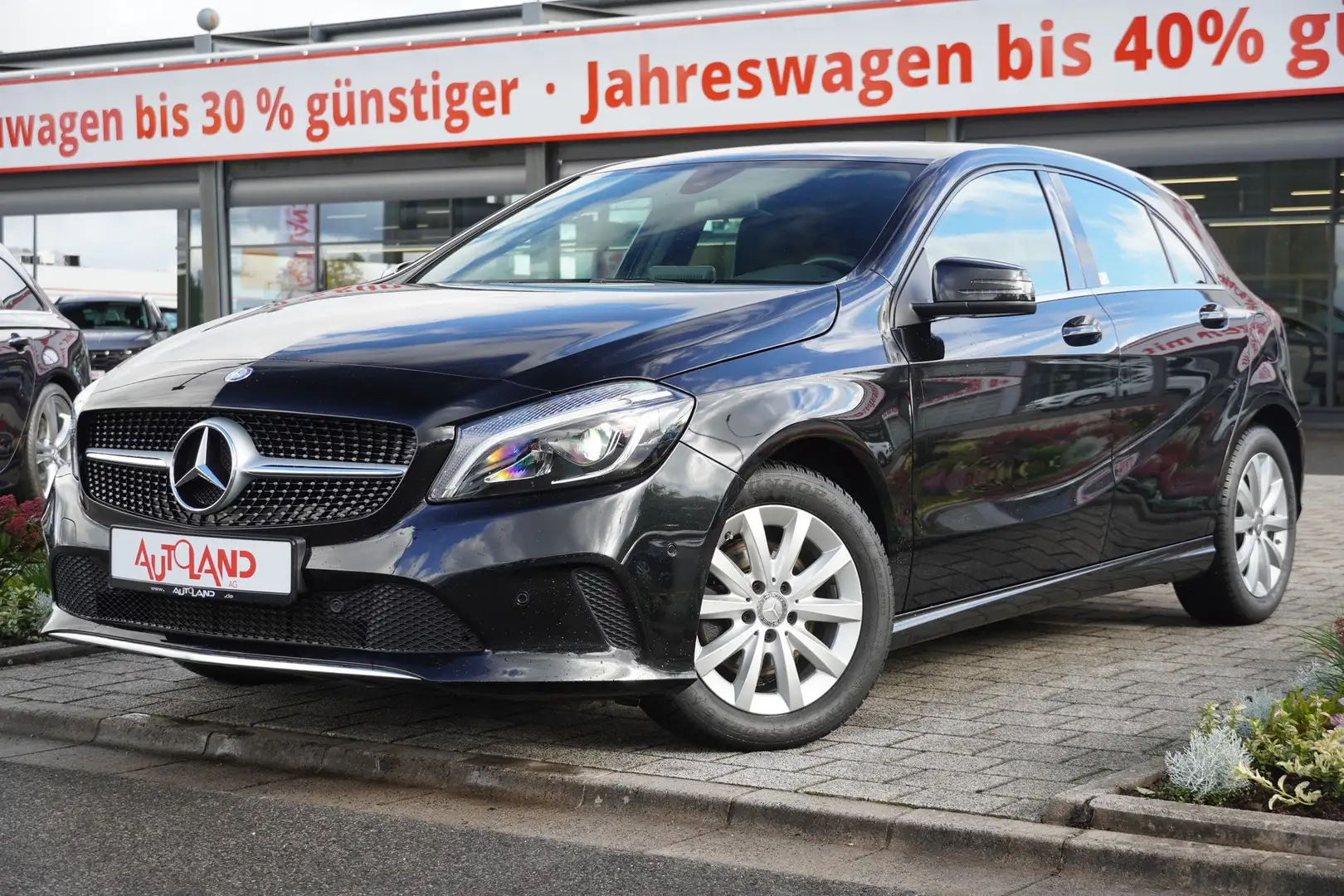 Mercedes-Benz A 140 A200 d Urban Score LED Klima AHK Sitzheizung PDC Schwarz - 2