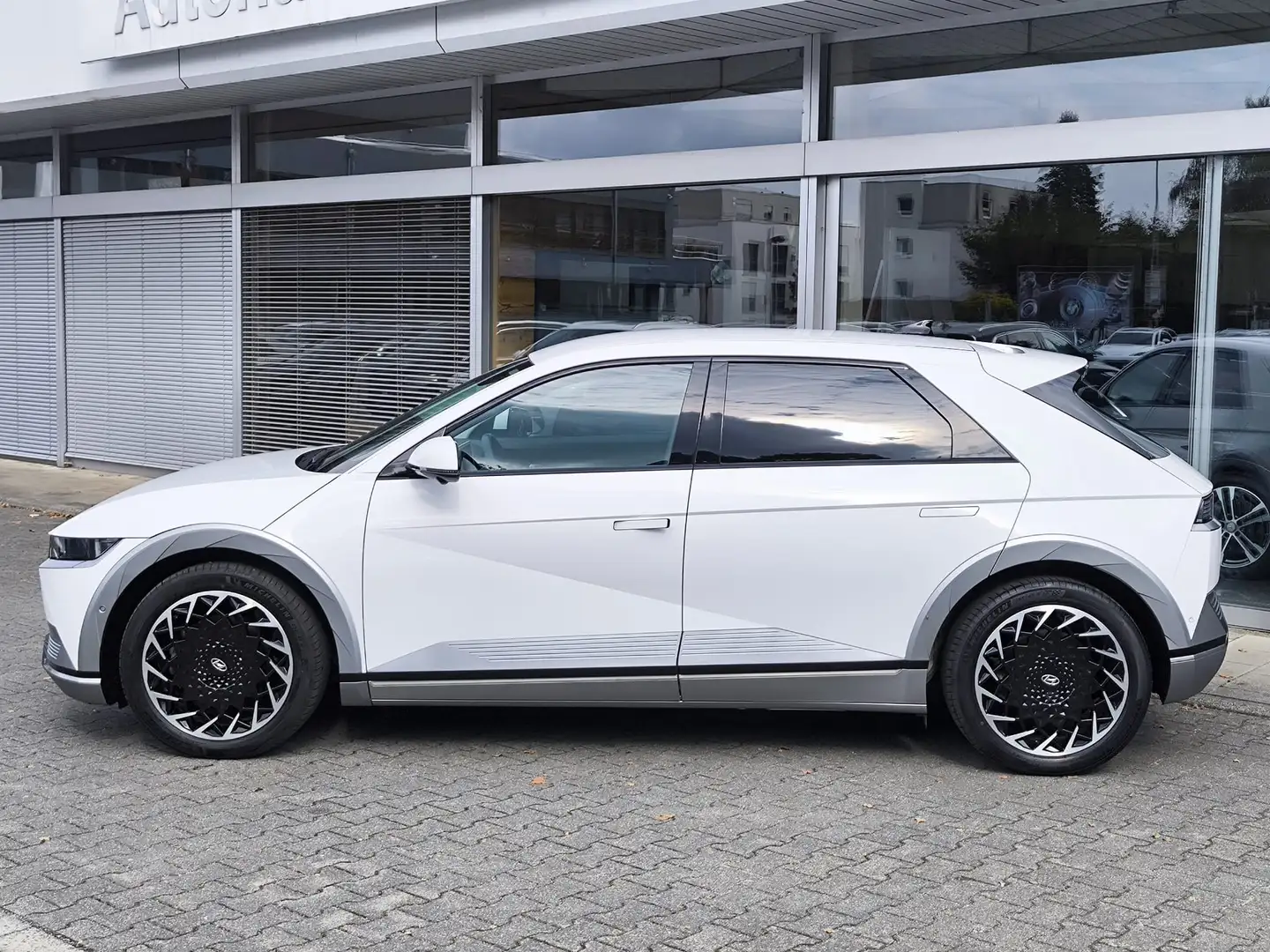 Hyundai IONIQ 5 Uniq 4WD MEMO+LED+SHZ+HEAD+NAVI+ACC+360 Blanc - 2