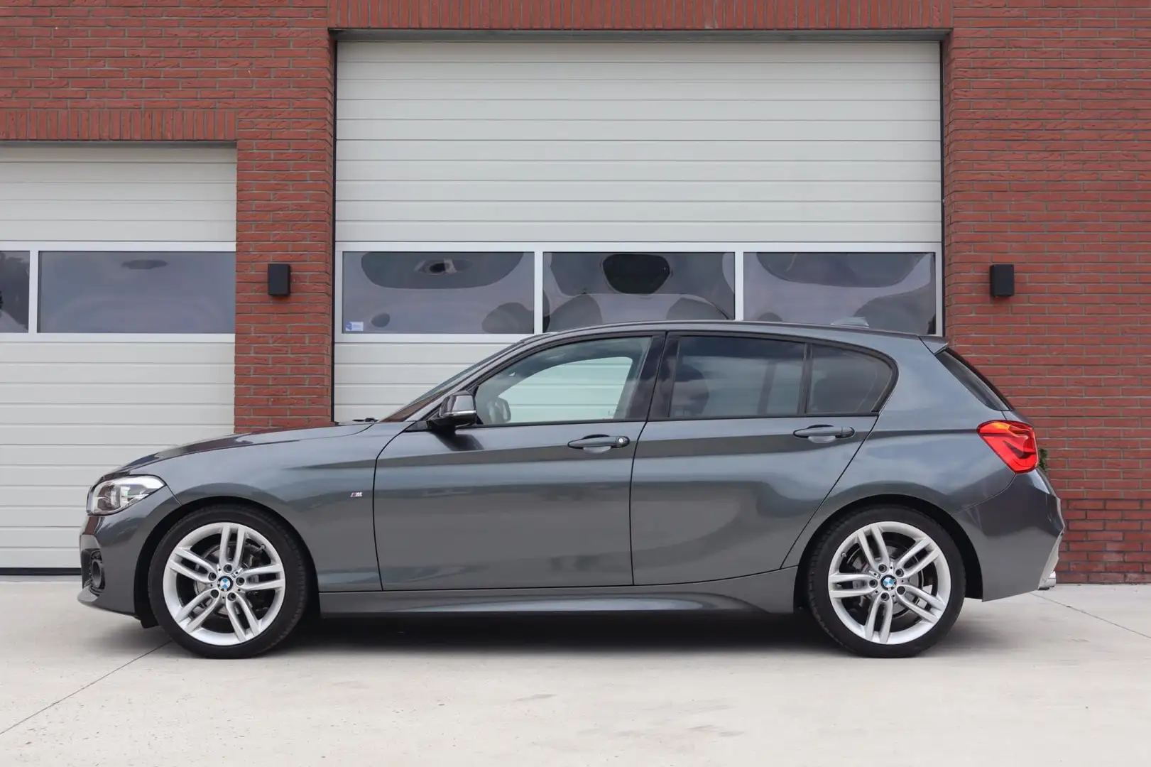 BMW 118 1-serie 118i M Sport Executive Shadowline - Groot Grijs - 2