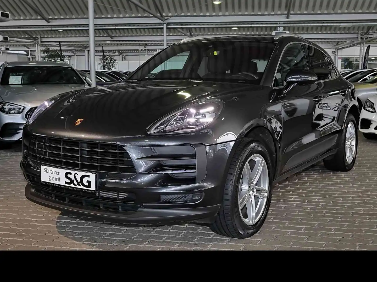 Porsche Macan Basis Grau - 1