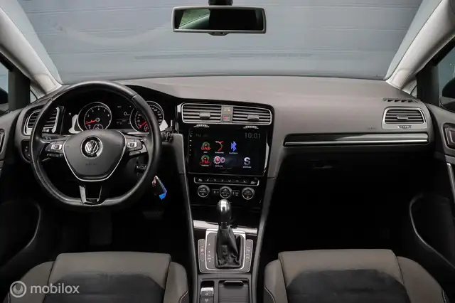 Volkswagen Golf view 3
