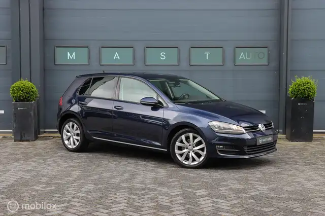 Volkswagen Golf view 4