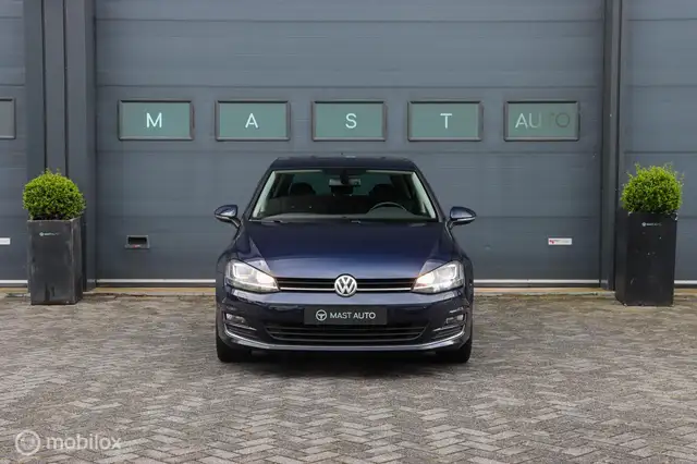 Volkswagen Golf view 2