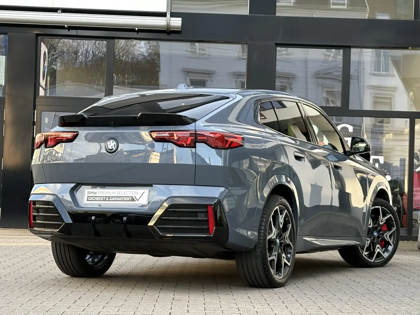BMW iX2 eDrive20 M Sport Pro AdapLED DA+ PA+ HuD Gri - 2