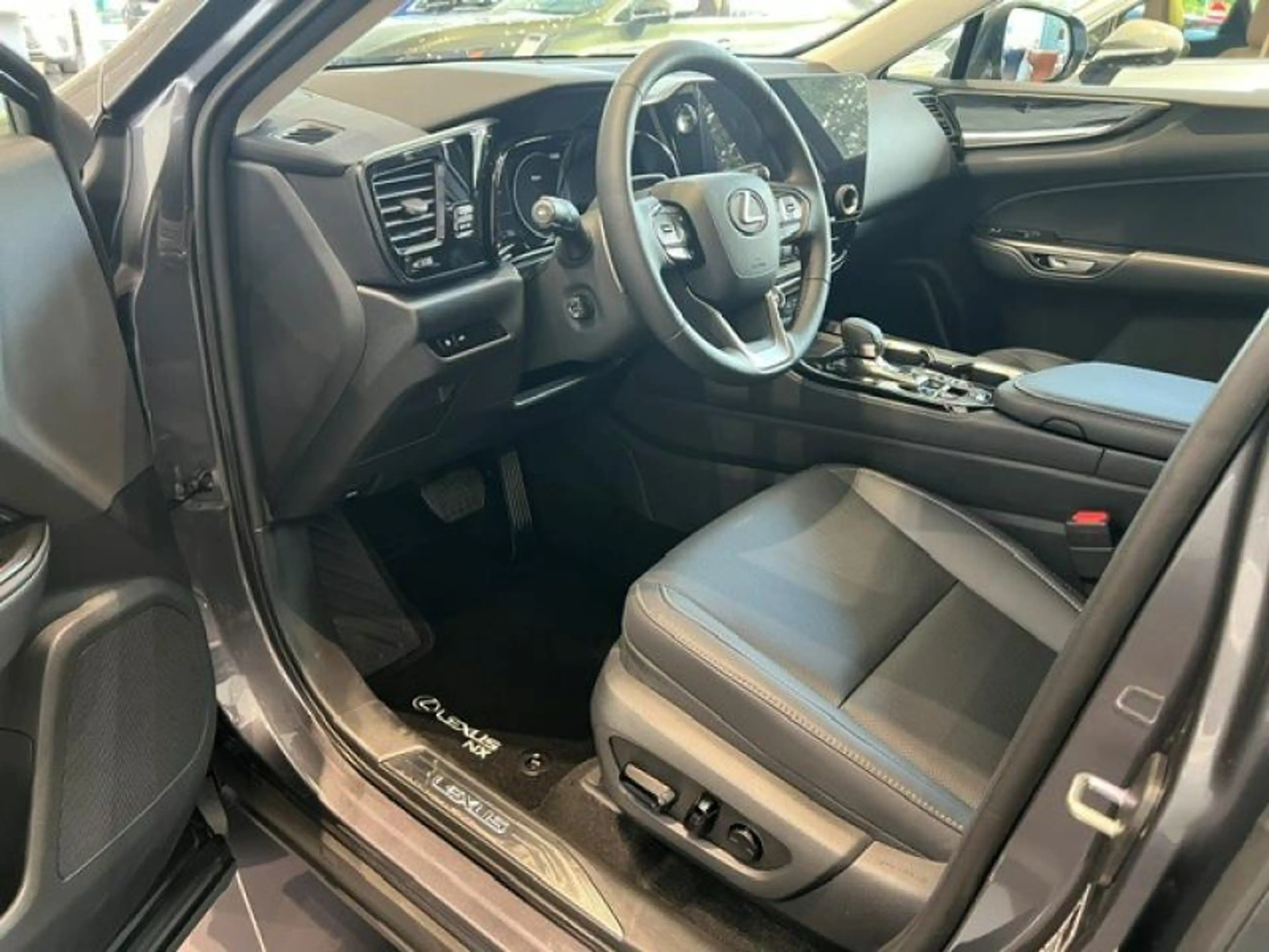 Lexus NX 450h+ Premium + — photo 5