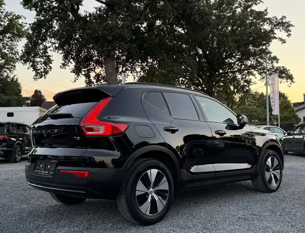 Volvo XC40 view 3