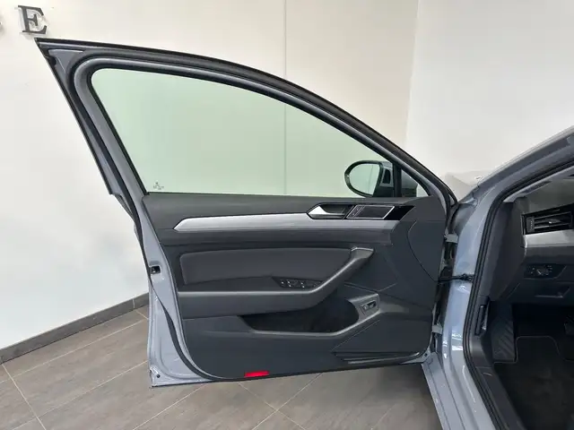 Volkswagen Passat view 6