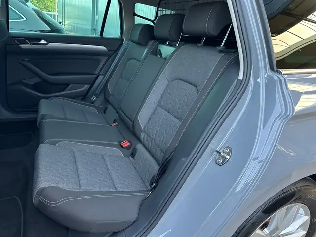 Volkswagen Passat view 11