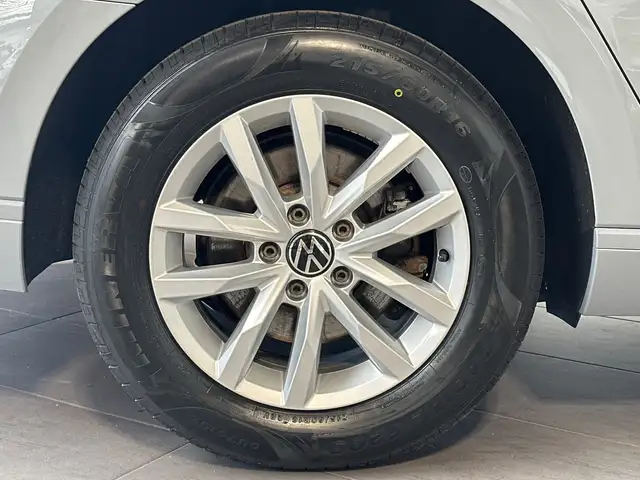 Volkswagen Passat view 3