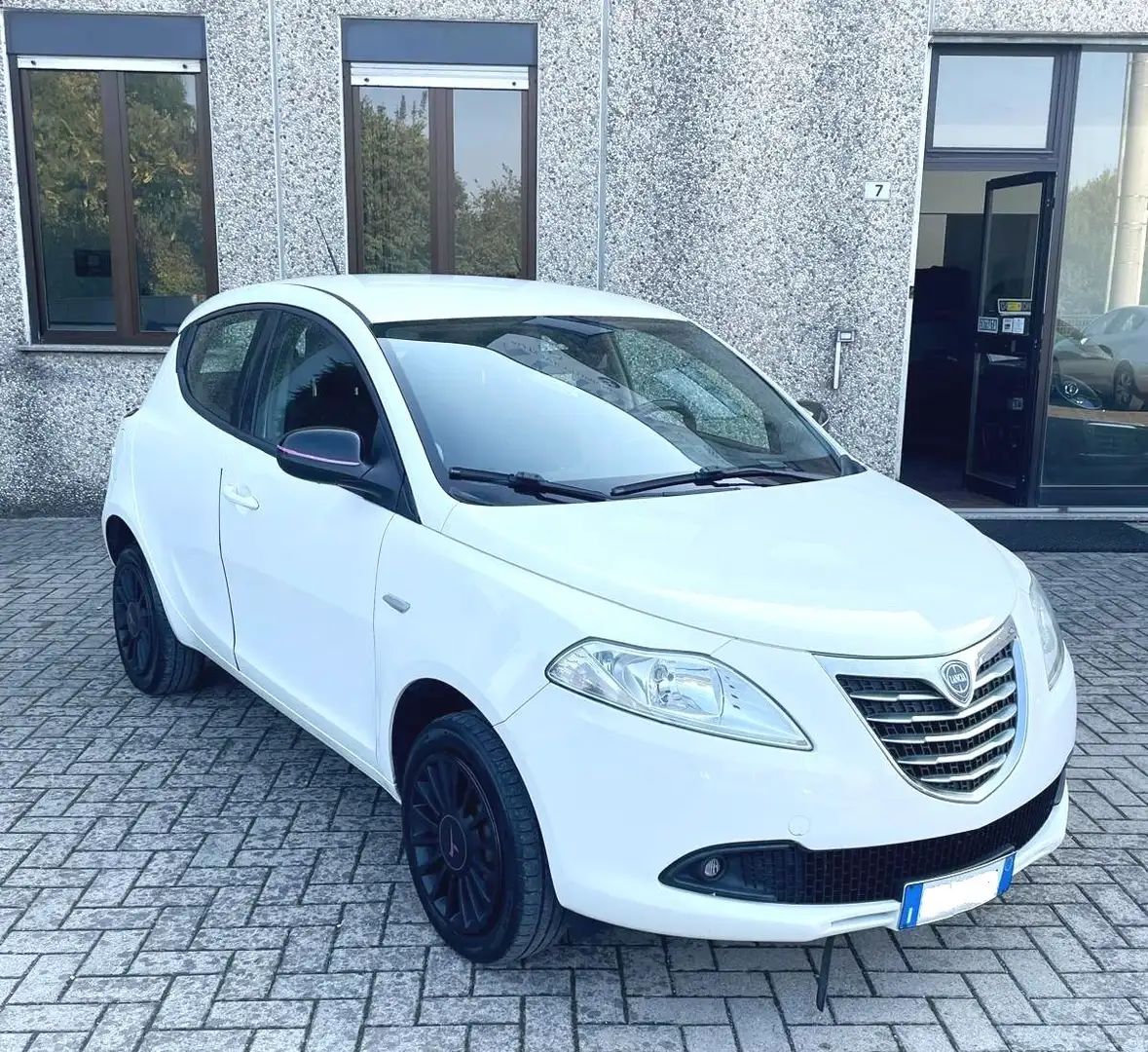 Lancia Ypsilon 0.9 t.air London Paris Metano-Unicoprietario- Weiß - 1