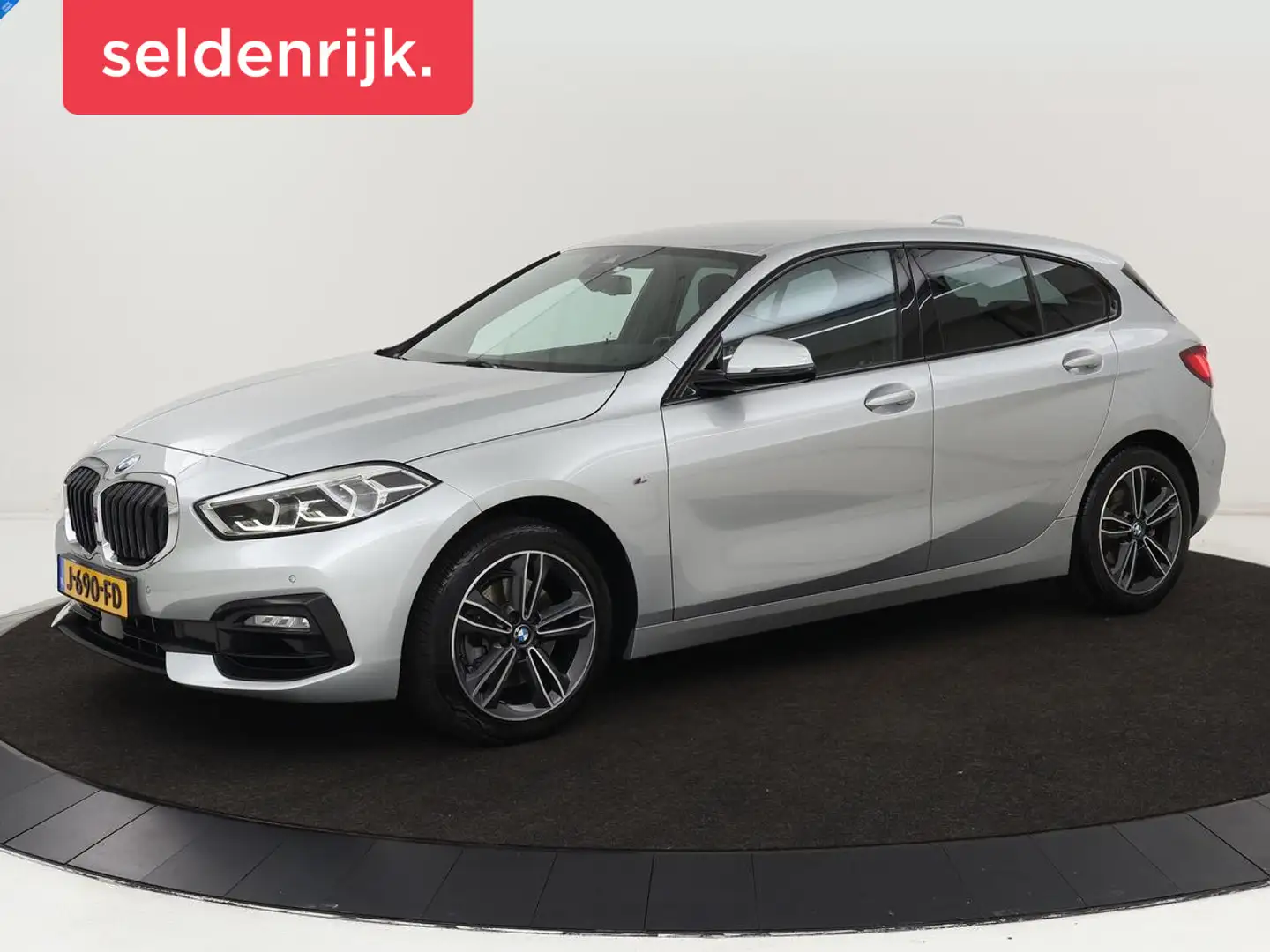 BMW 118 1-serie 118i M Sport | Trekhaak | Carplay | Naviga Grijs - 1