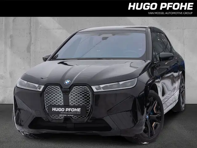 BMW iX M60.Luftfederung. AHK