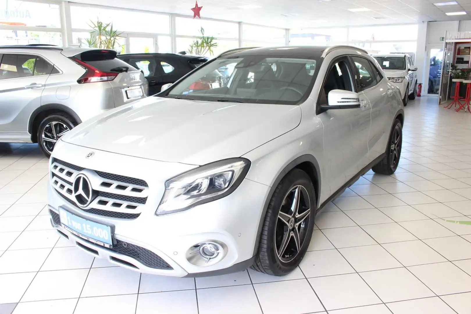 Mercedes-Benz GLA 220 4Matic LED AMG Felgen Panoramadach Argent - 1