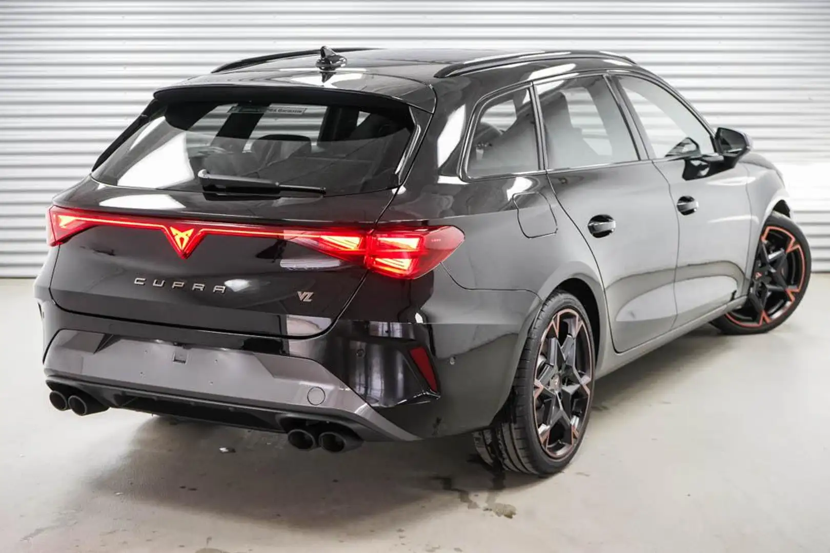 CUPRA Leon Sportstourer ST 2,0 TSI DSG 4Drive VZ Kombi - L... Schwarz - 2