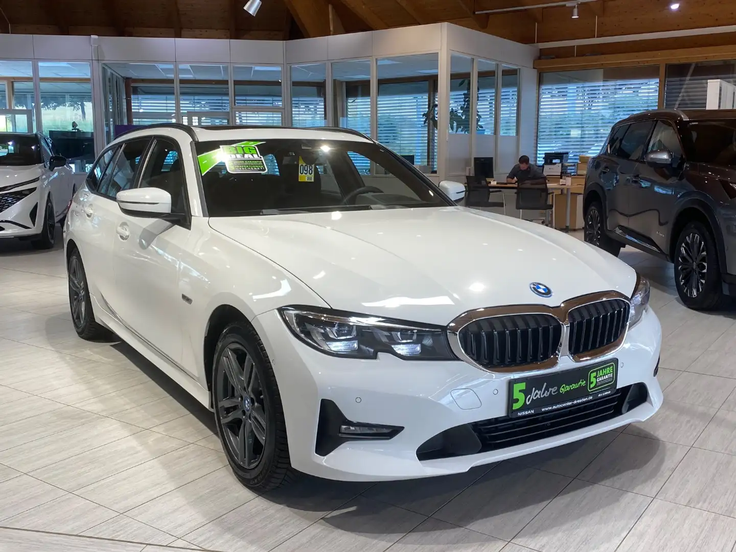 BMW 330 e Touring Advantage Pano Kam Navi Parkass LED Blanc - 2