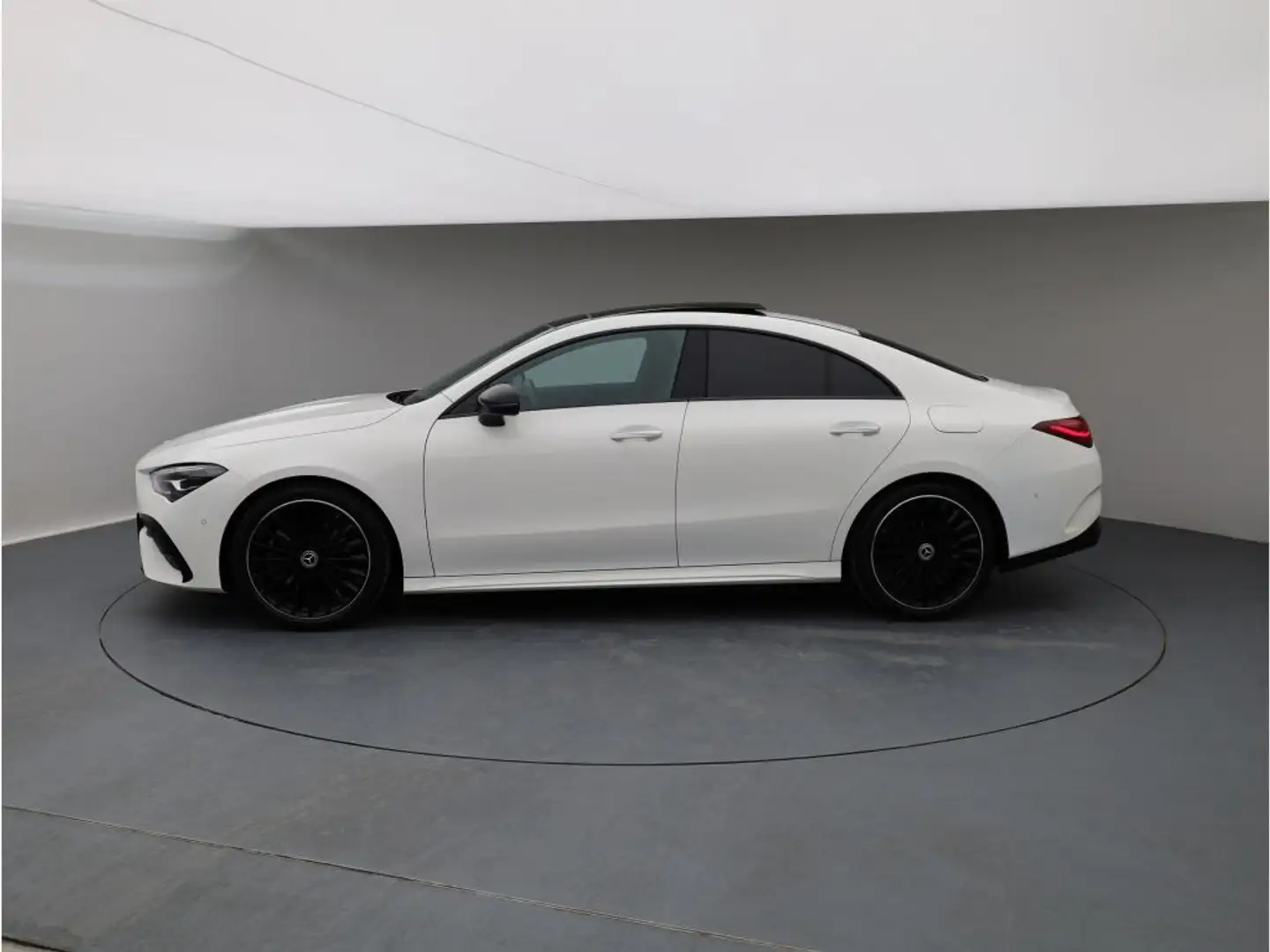 Mercedes-Benz CLA 200 AMG Night 19z Pano DistronicOD KeyGO AHK Wit - 2