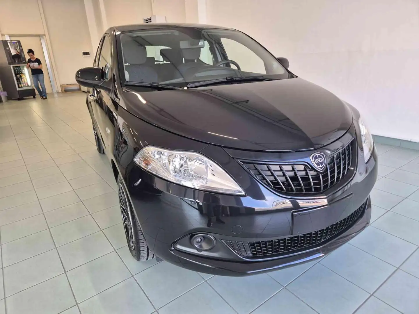 Lancia Ypsilon 1.0 FireFly 5 porte S&S Hybrid gold Nero - 2