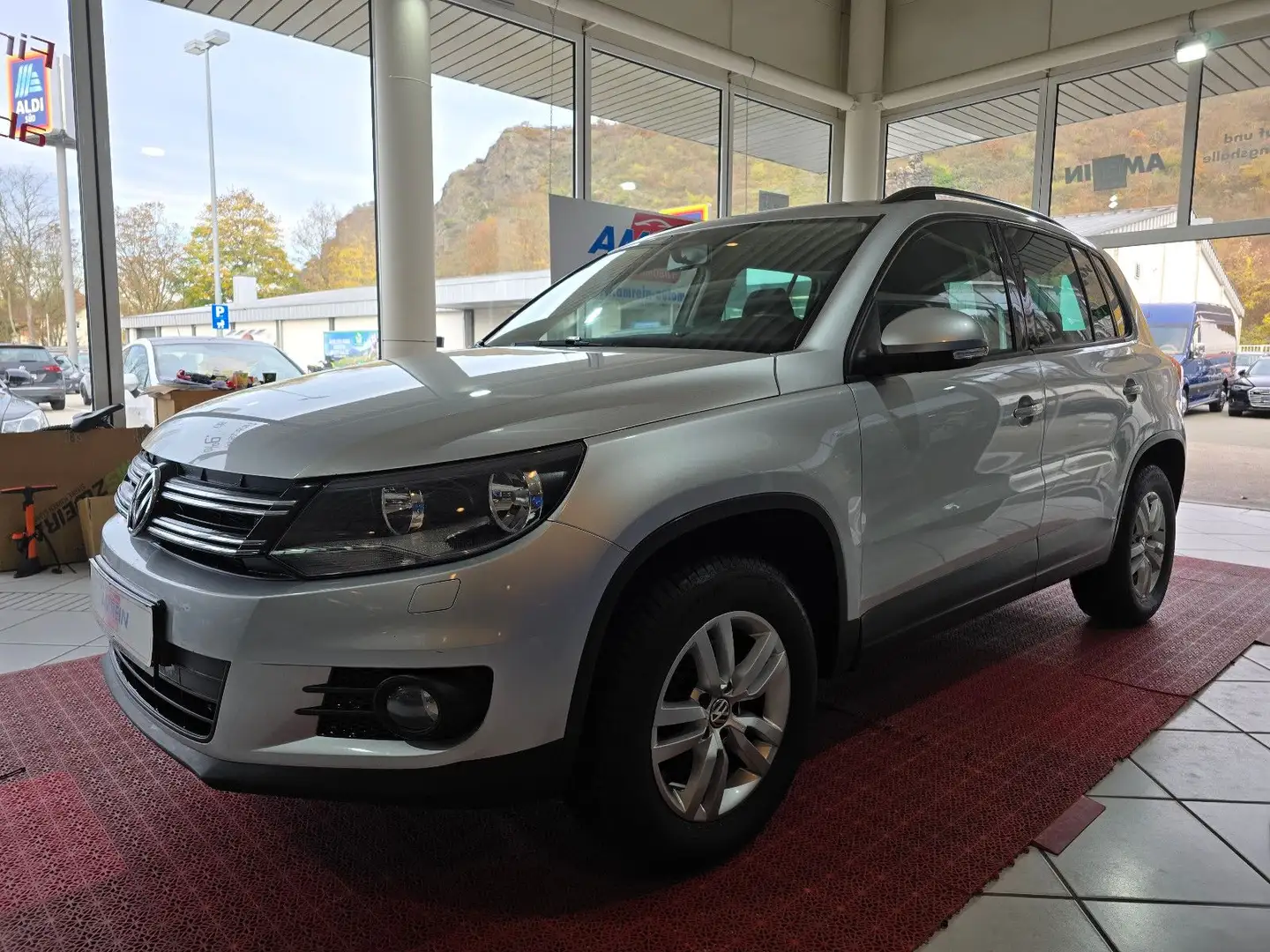 Volkswagen Tiguan Trend & Fun BMT NAVI+KLIMA+AMBIENTE Silber - 1