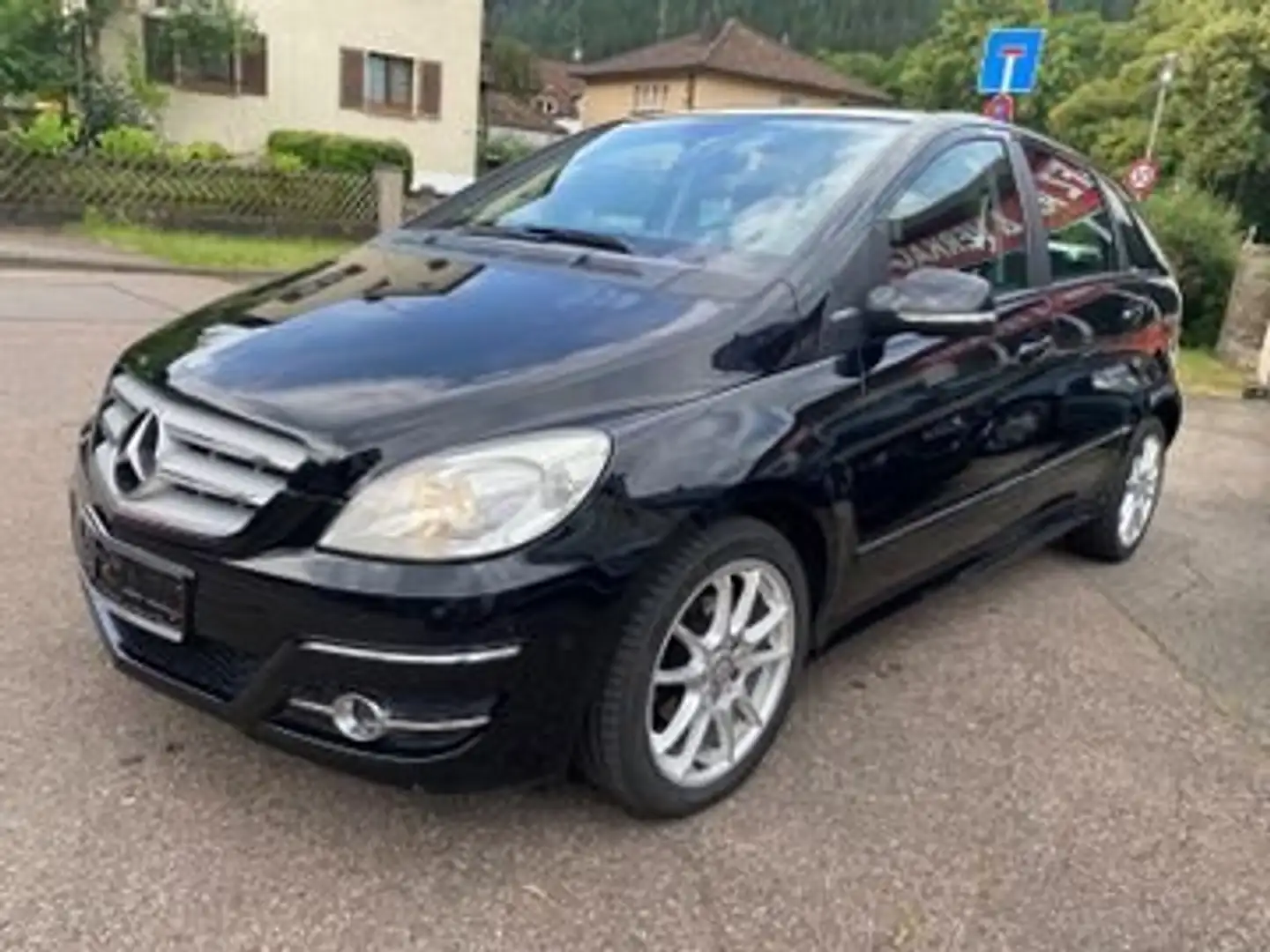 Mercedes-Benz B 180 B 180*Pano*PDC*SHZ*Klima*Sport Schwarz - 1