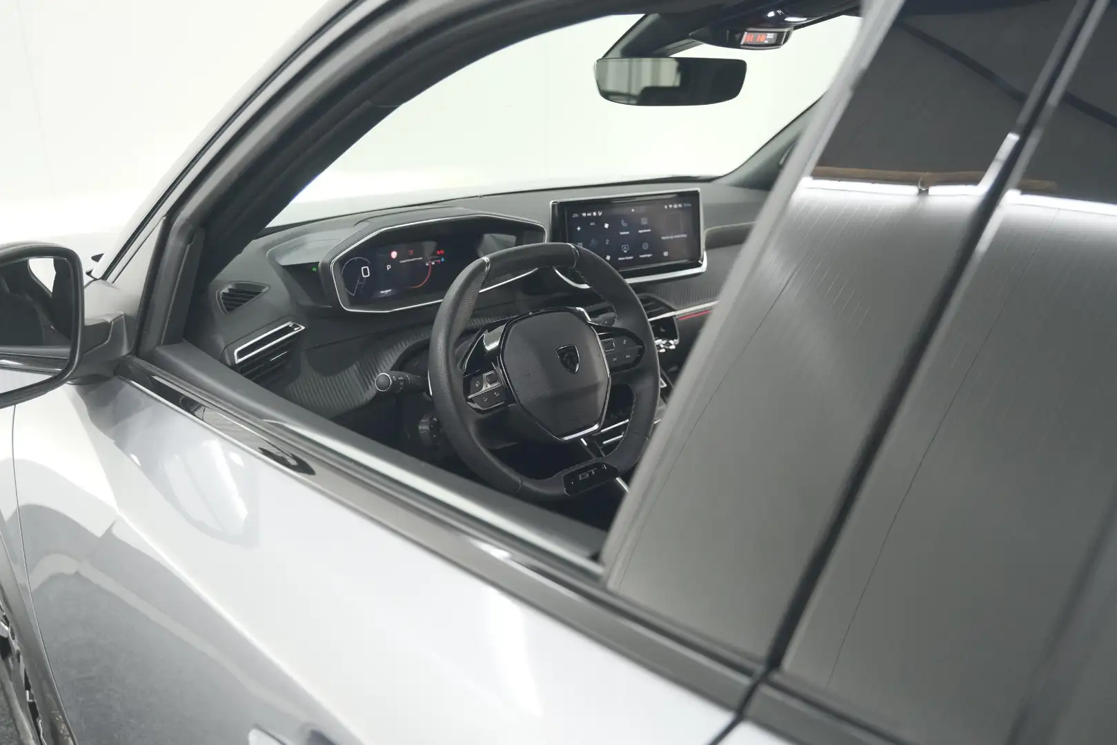 Peugeot 2008 PureTech 130 EAT8 GT | 360 Camera | Stoelmassage | Grijs - 2