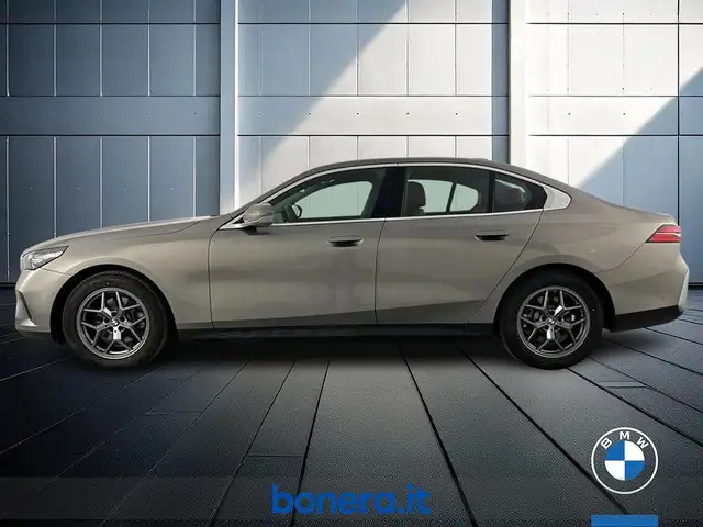 BMW 5 Series view 9