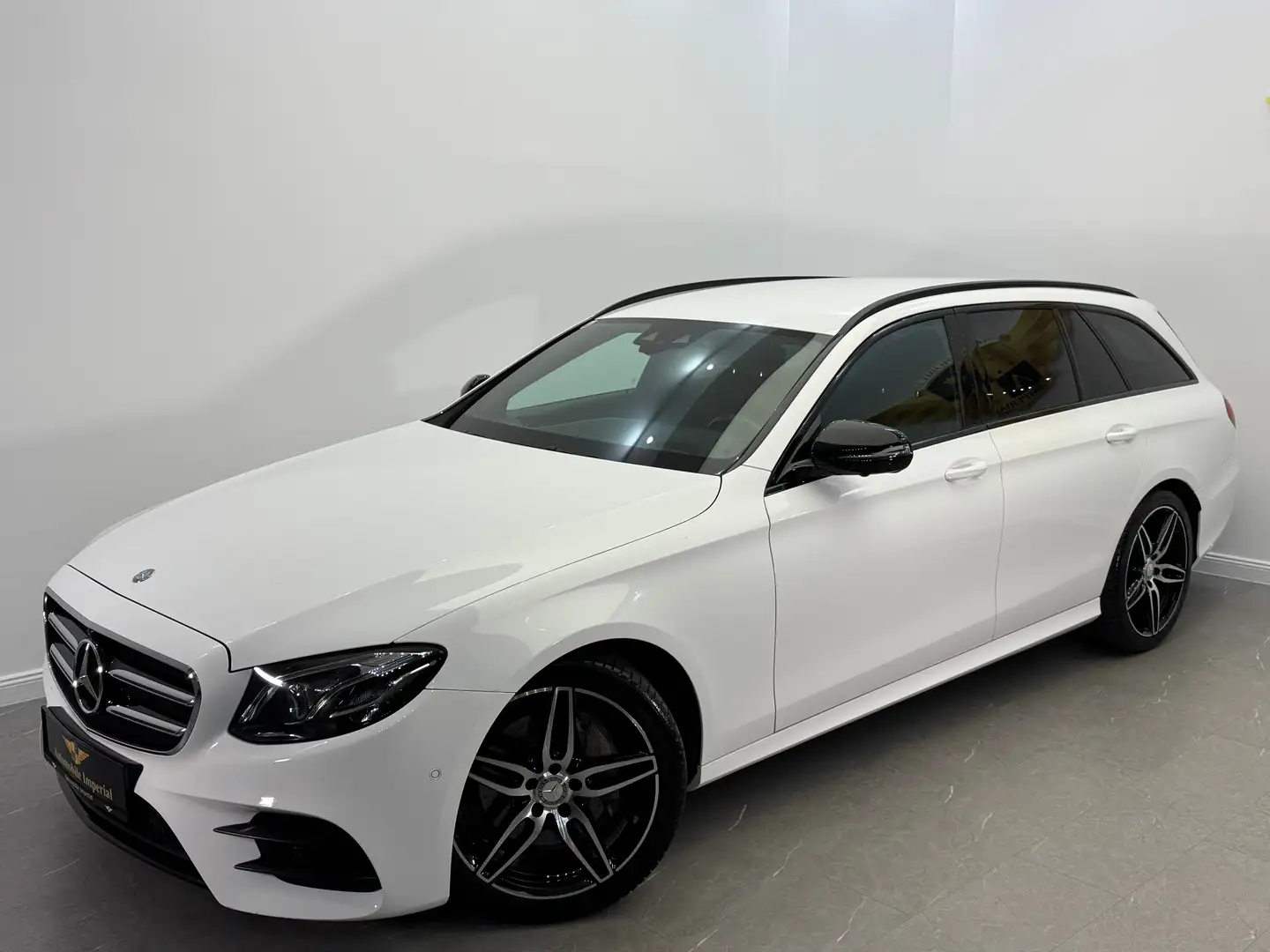 Mercedes-Benz E 220 d T-Modell // AMG LINE // WIDESCREEN // HEAD-UP // Weiß - 2