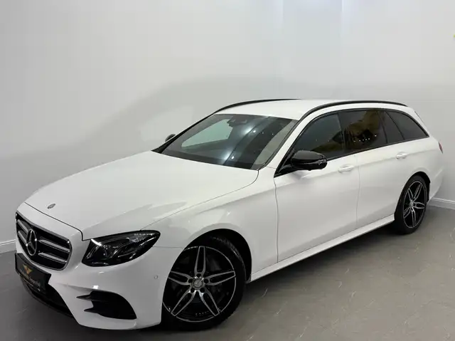 Mercedes-Benz 220 view 2
