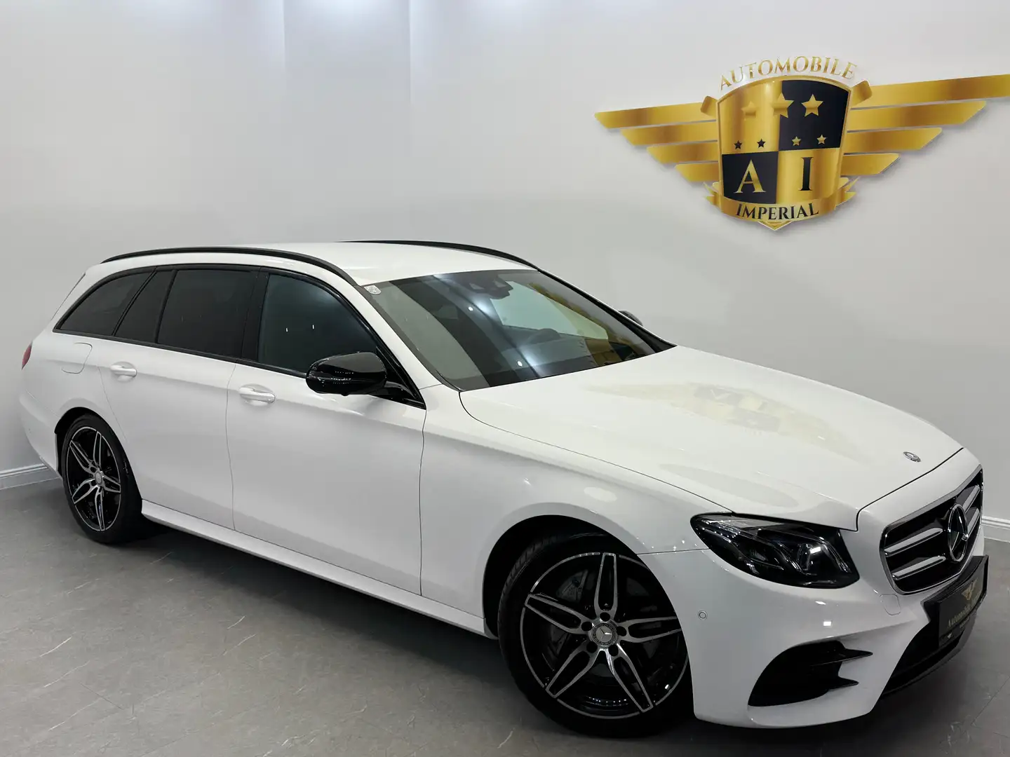 Mercedes-Benz E 220 d T-Modell // AMG LINE // WIDESCREEN // HEAD-UP // Weiß - 1