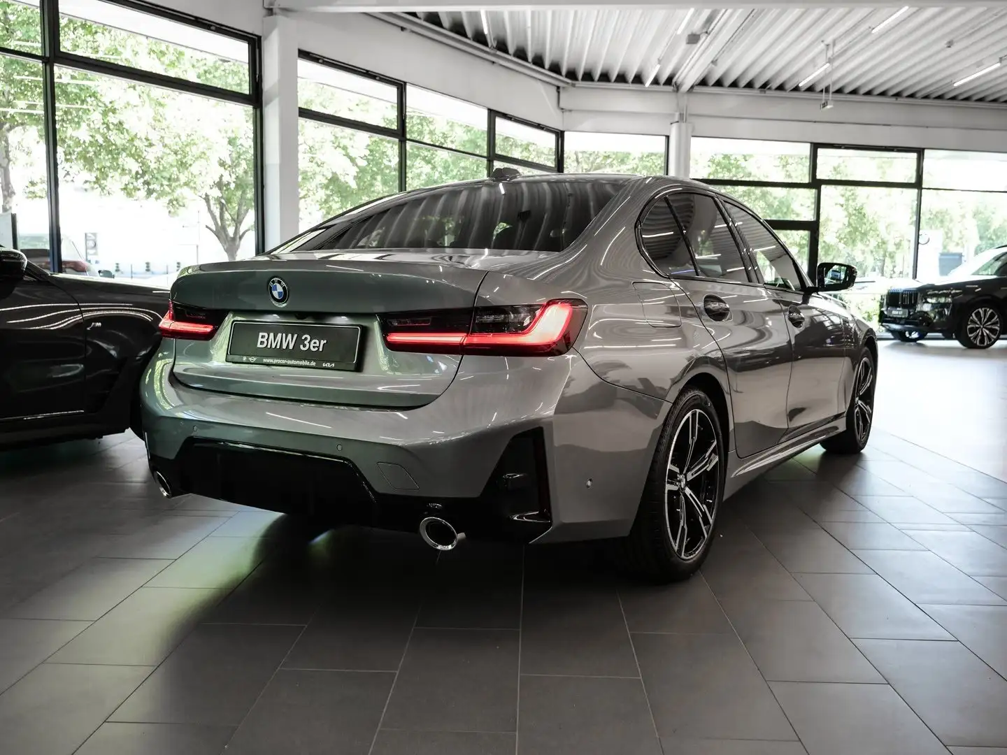 BMW 320 i M Sport RFK NAVI LED Sound Syst. PDC V+H Grijs - 2