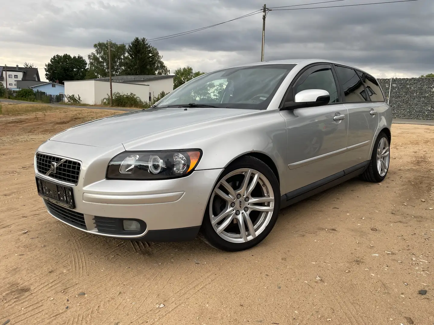 Volvo V50 2.0D TÜV NEU+KLIMA+Sihzg+Temp+Alufelgen Silber - 1