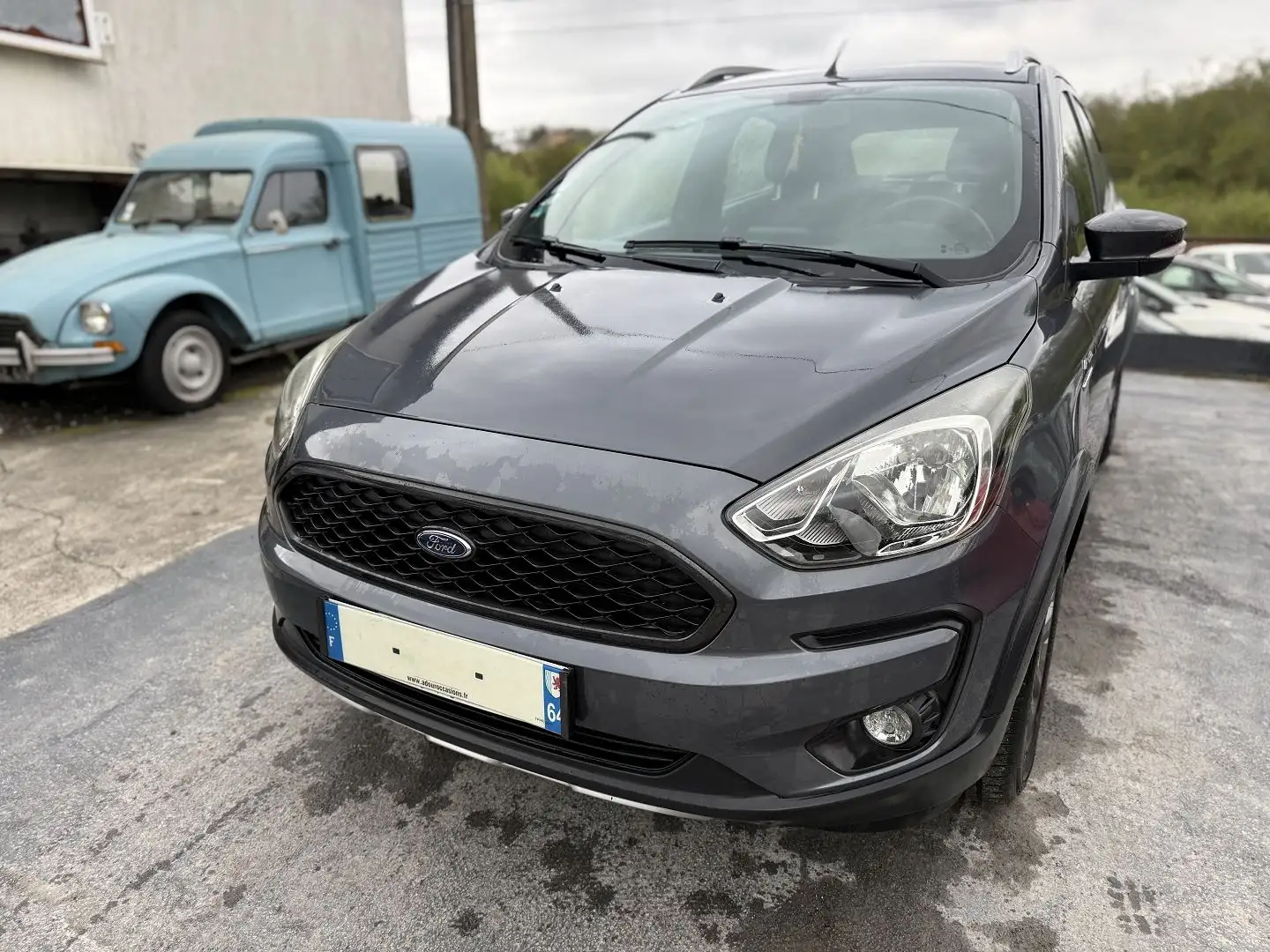 Ford M 1.2 TI-VCT 85CH S\u0026S ULTIMATE Grau - 2