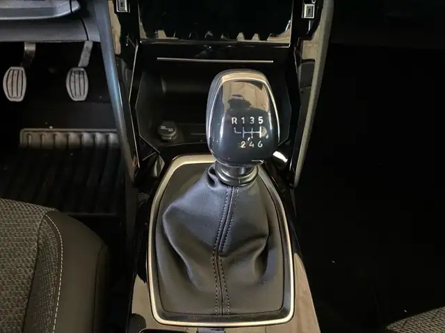 Peugeot 208 view 12