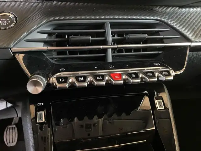 Peugeot 208 view 11