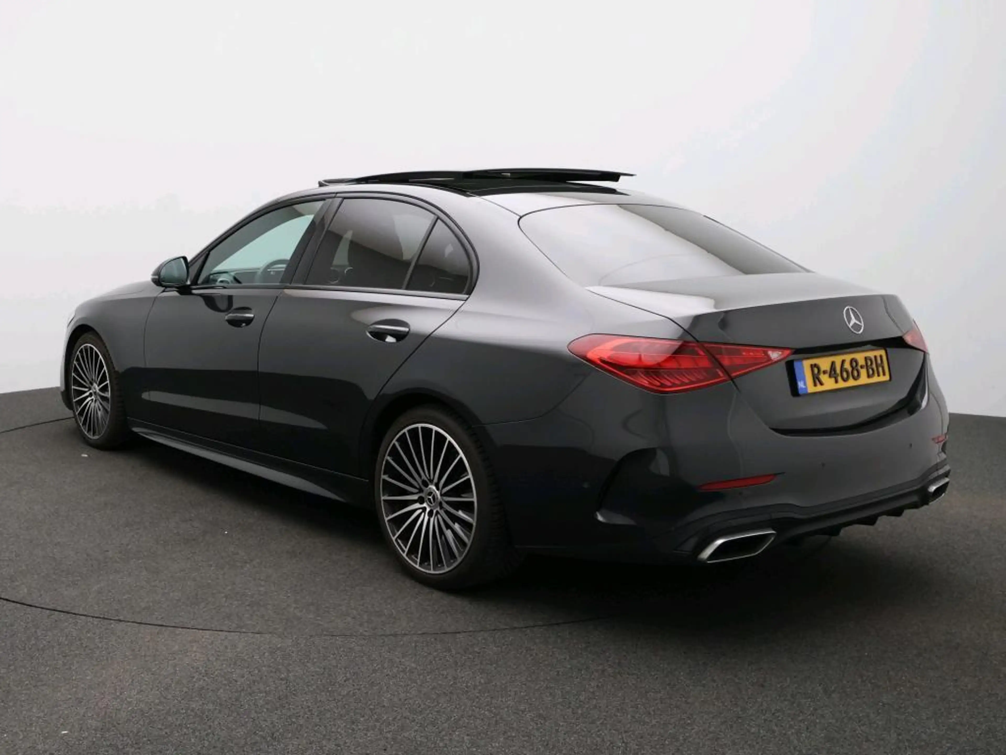 Mercedes-Benz C 200 Launch Edition AMG Line — photo 4