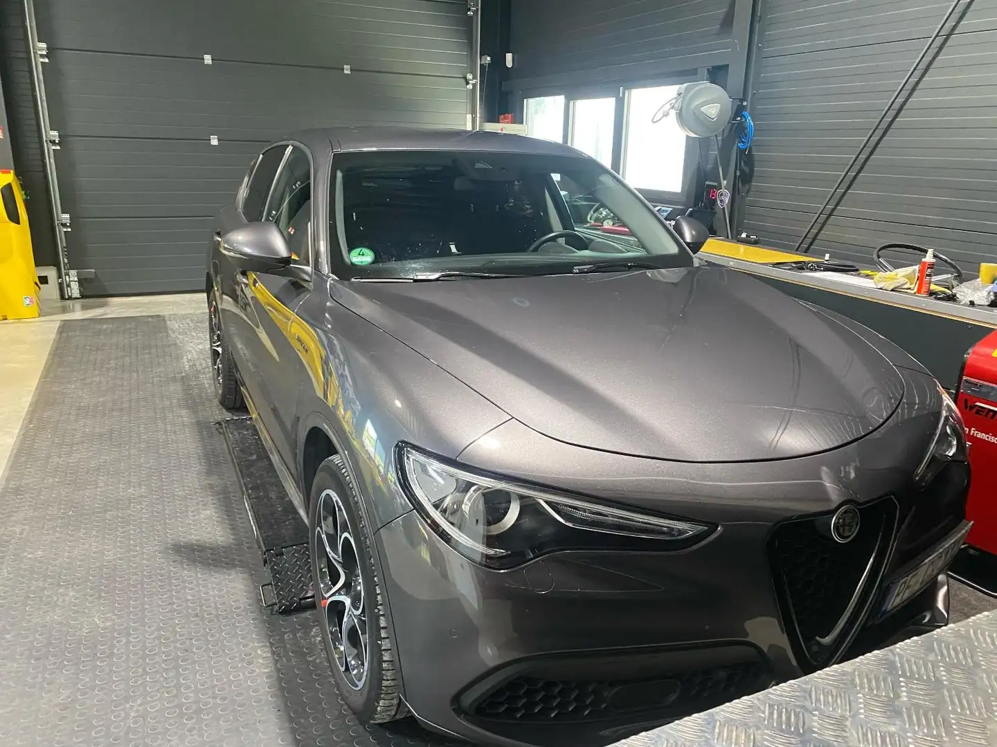 Alfa Romeo Stelvio Stelvio B-Tech 2,0 ATX AWDB-Tech Grau - 2