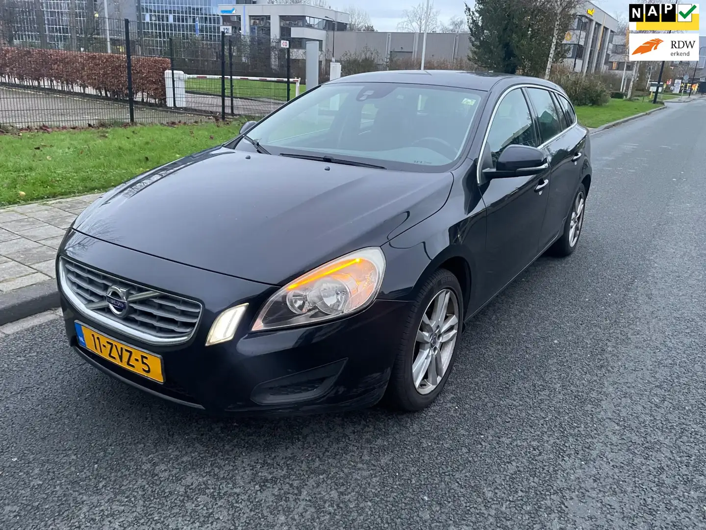 Volvo V60 1.6 D2 Momentum | ZIE OMSCHRIJVING | EXPORT Schwarz - 1