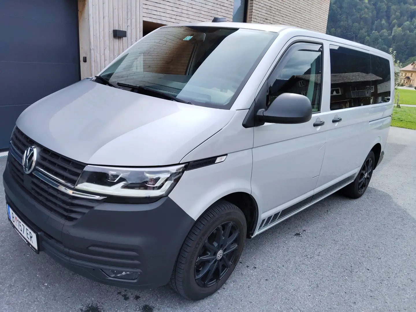 Volkswagen T6.1 Transporter Kastenwagen KR 2,0 TDI 4Motion DSG Silber - 1