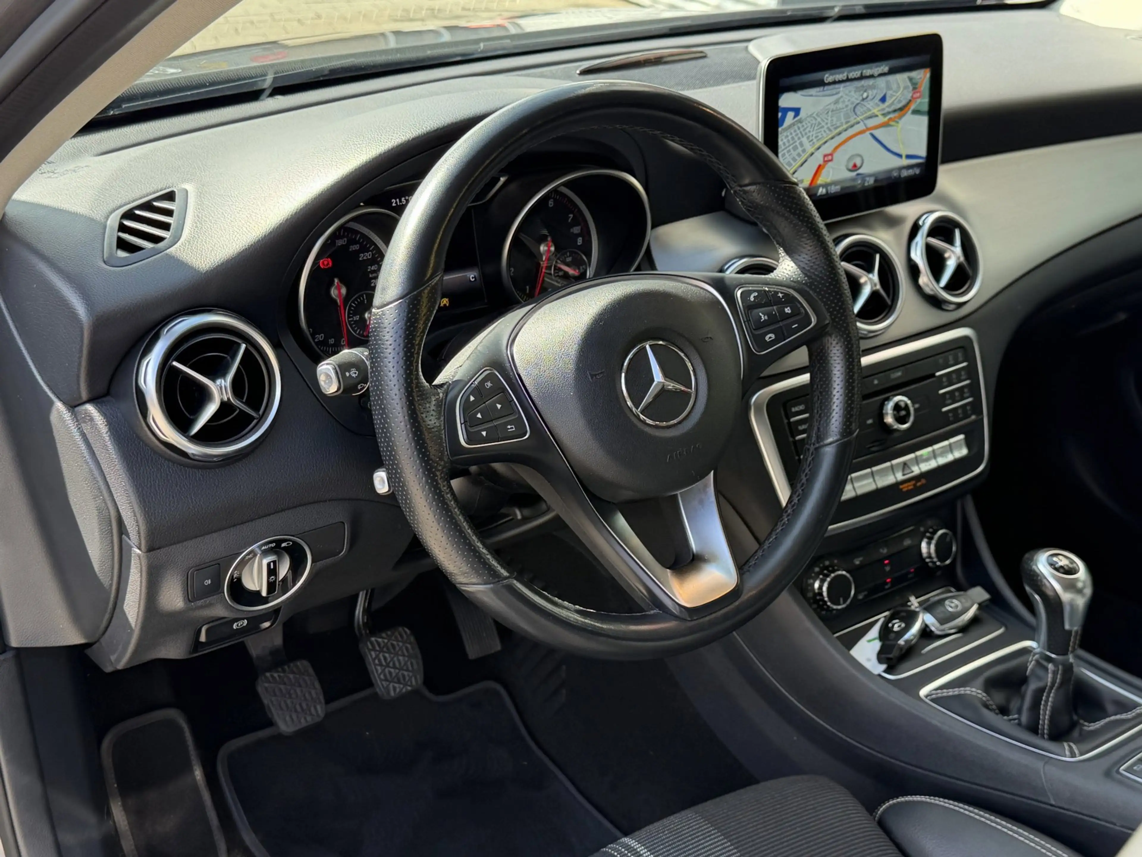 Mercedes-Benz GLA 180 Urban Sport - Navigatie I Airco I 1/2 Leder Sport — photo 2