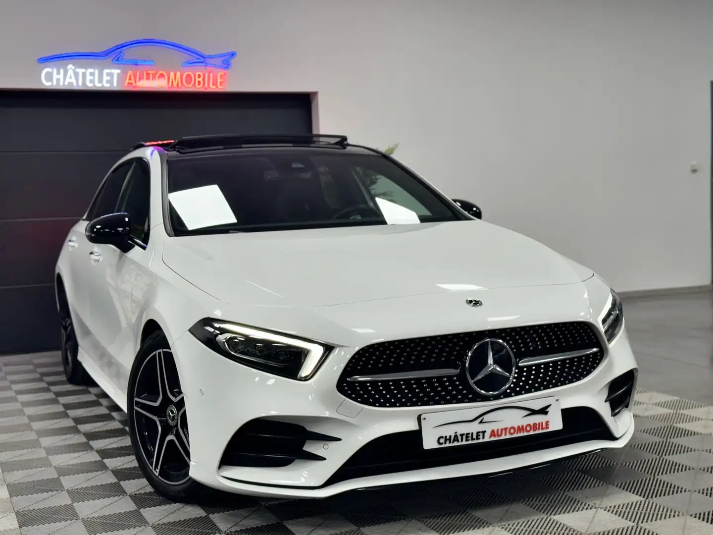 Mercedes-Benz A 200 VENDUUpack Amg / pack ambiance / pack night Wit - 1