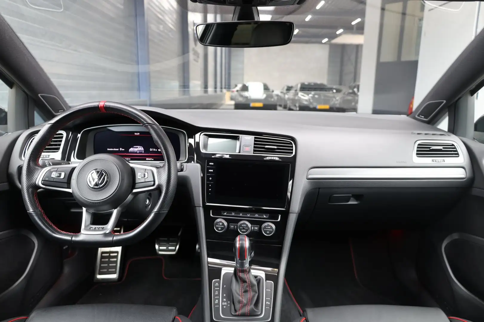 Volkswagen Golf GTI 2.0 TSI TCR 290+PK AKRAPOVIC/VIRTUAL/SFEER/PANO/LE Zwart - 2