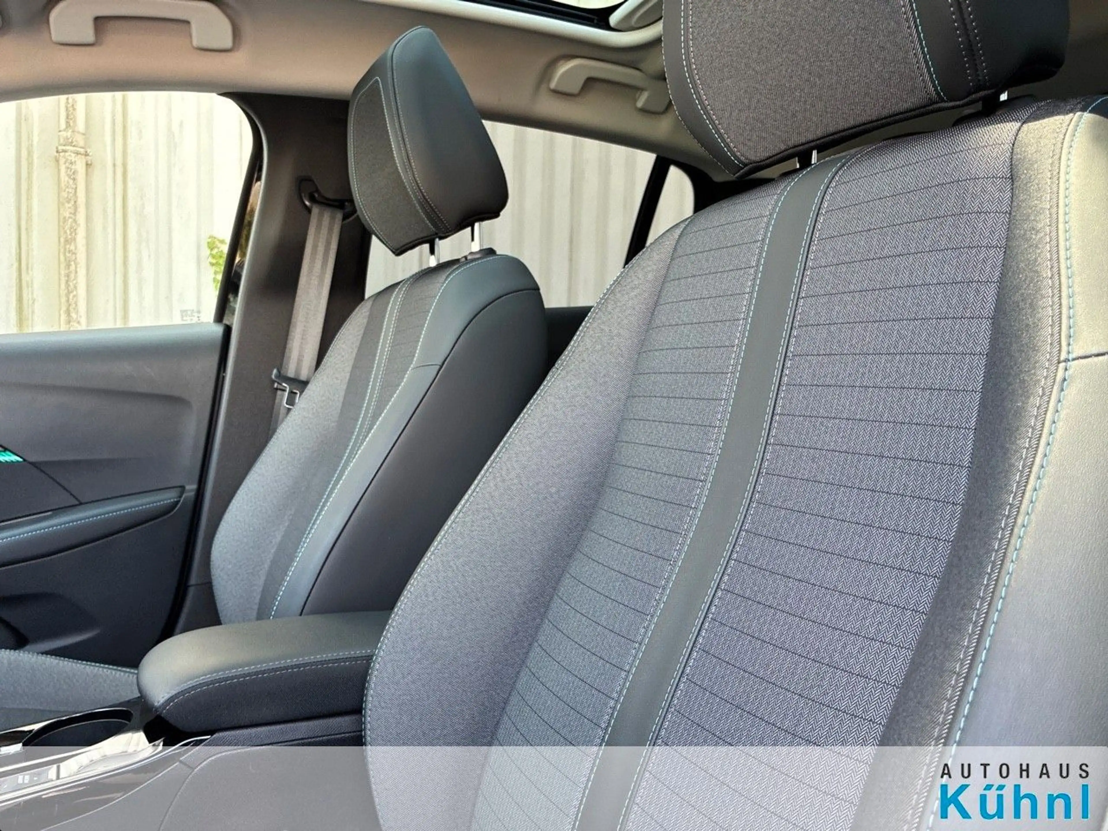 Peugeot 208 Allure PureTech 100 — photo 15