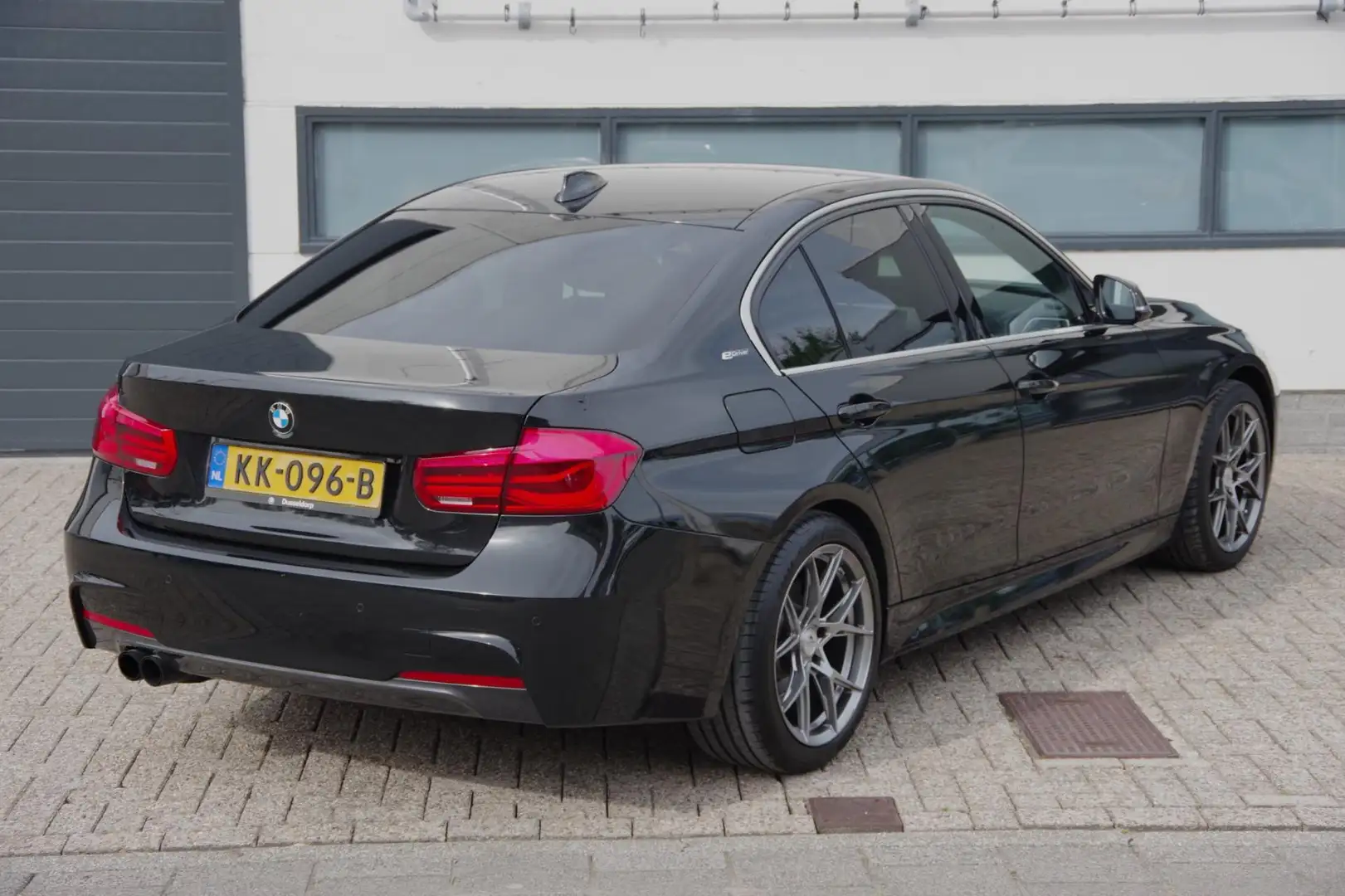 BMW 330 3-serie 330e M-sport LEDER/NAVI Zwart - 2