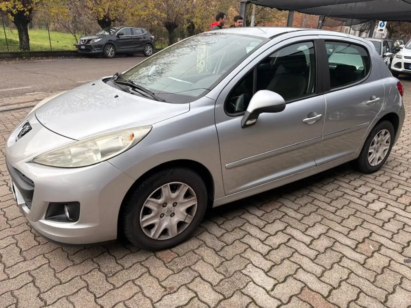 Peugeot 207 207 5p 1.4 hdi 8v Plus 70cv OK NEOPATENTATO Zilver - 1
