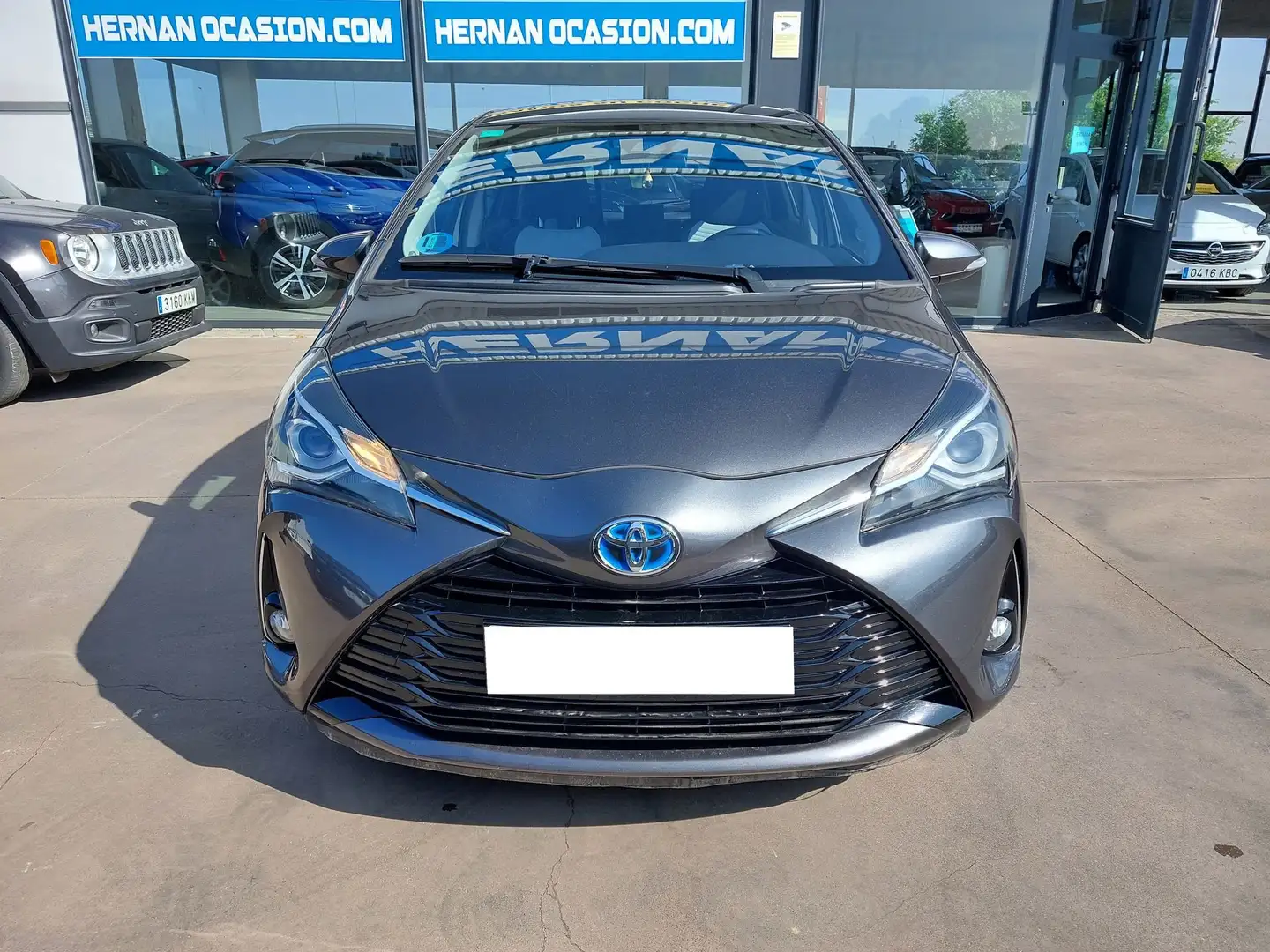 Toyota Yaris Hybrid 1.5 Advance Gris - 2