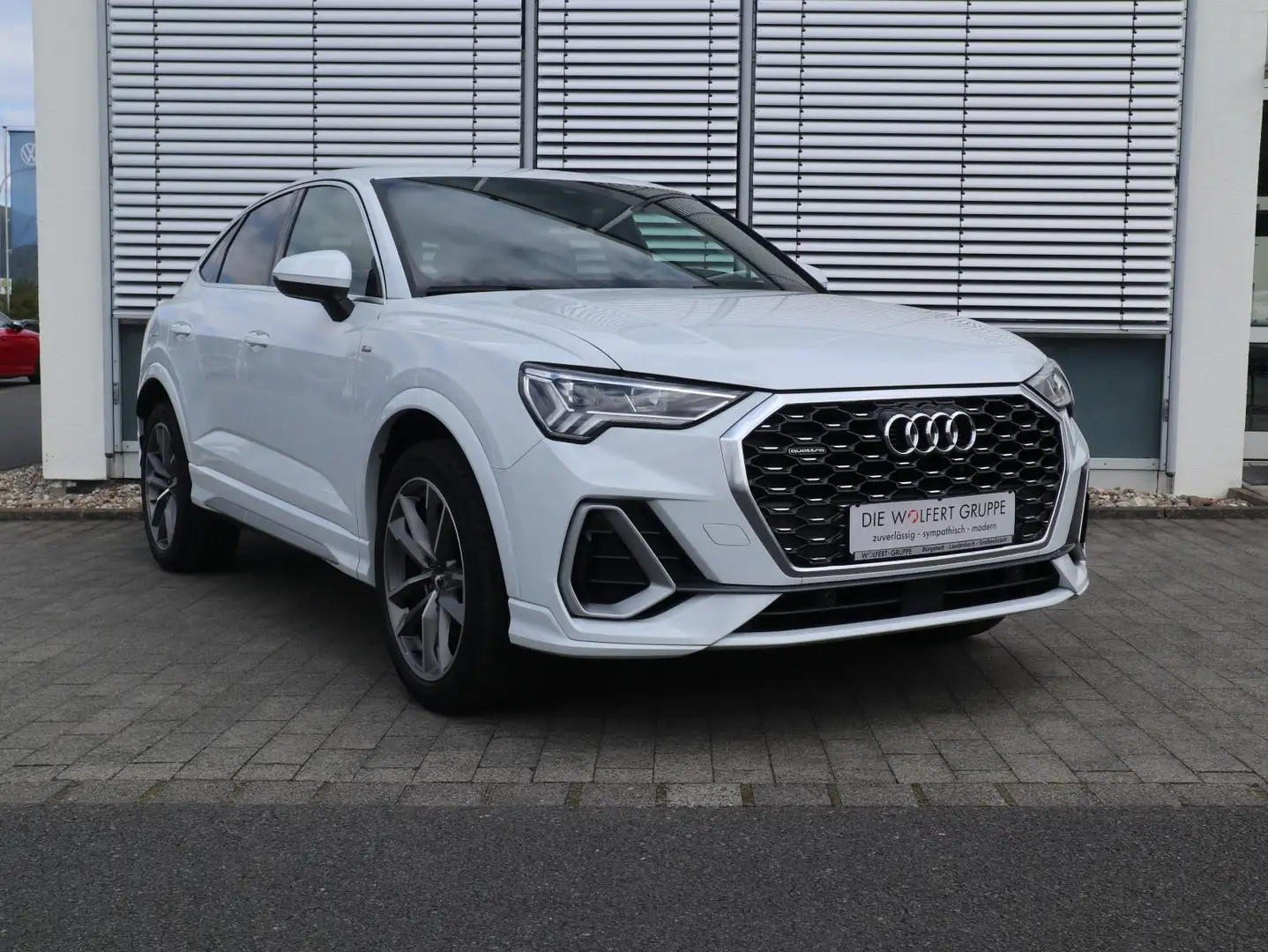 Audi Q3 S line 45 TFSI quattro S tronic AHK Weiß - 2