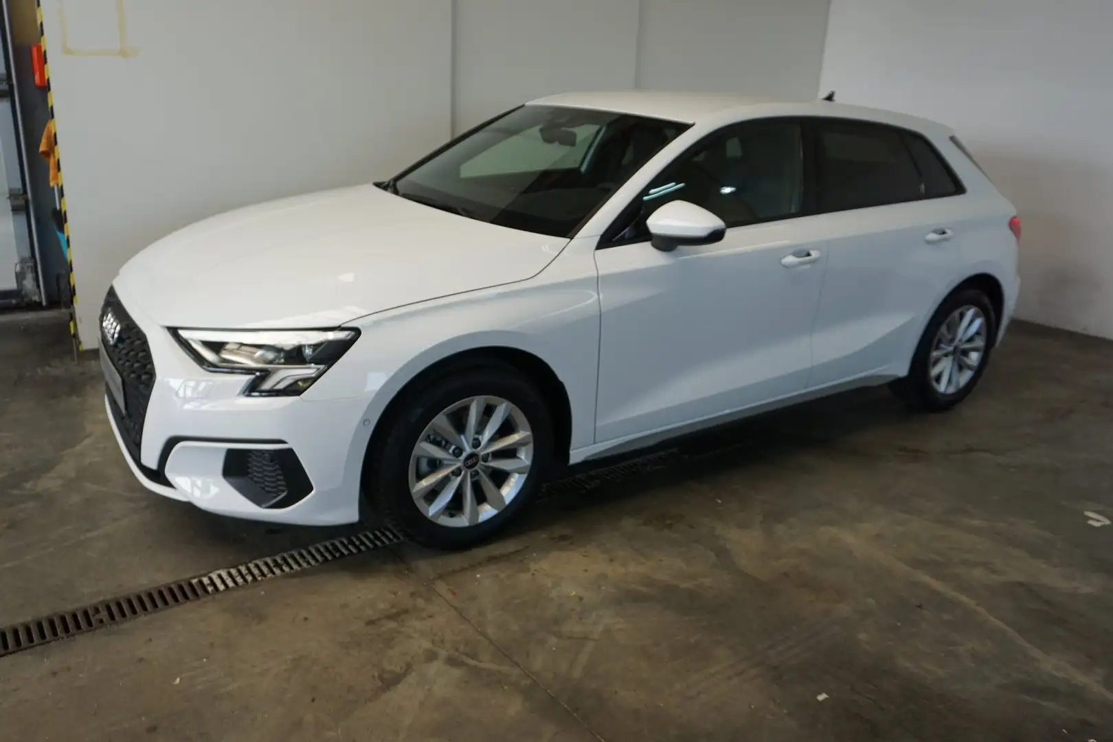 Audi A3 30 TFSI intense Weiß - 2