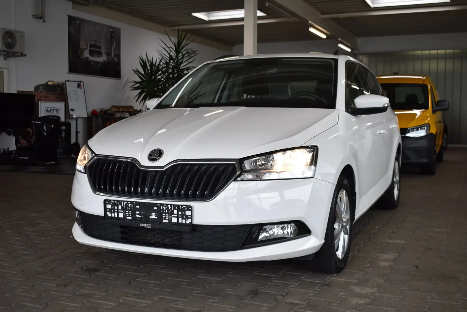 Skoda Fabia Combi 1.0 TSI Ambition AHK LM-Felgen Weiß - 1