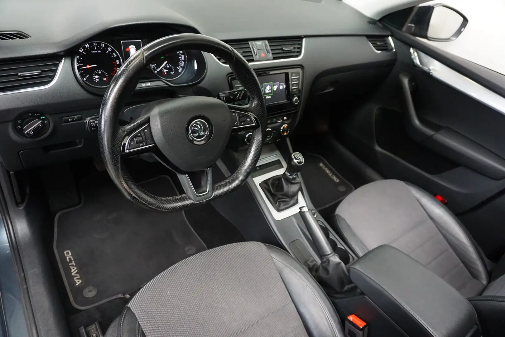 Skoda Octavia Combi 1.6 TDI Greentech Ambition Business H. LEER Grijs - 2