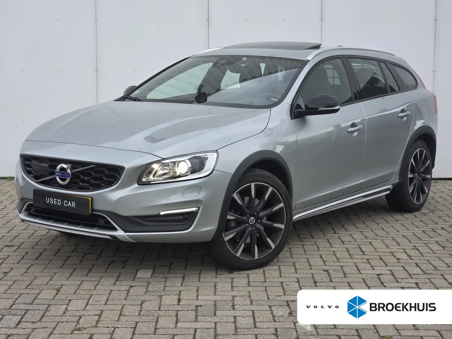 Volvo V60 Cross Country T5 Polar+ | Trekhaak | Pano | Stoelverwarming | Grijs - 1